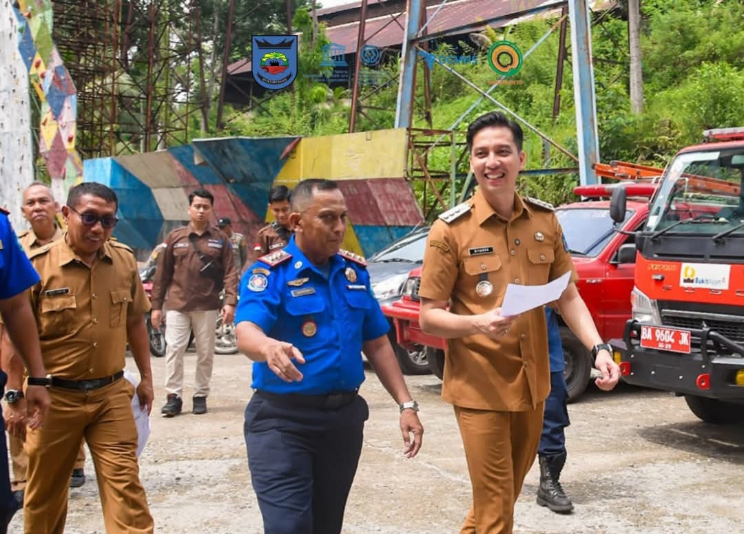 Wali Kota Sawahlunto, Riyanda Putra (kanan), didampingi jajaran Satuan Polisi Pamong Praja dan Pemadam Kebakaran, meninjau langsung kondisi kendaraan dinas operasional di lingkungan Satpol PP dan Damkar, Selasa (21/4). Peninjauan ini dilakukan untuk memas